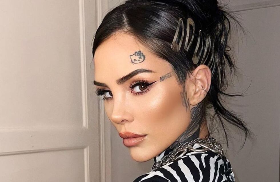 Tapado negro, corset y botas blancas: el llamativo look de Cande Tinelli para ir a un desfile