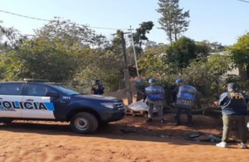 Puerto Iguazú: decomisan mercadería y artefactos ilegales en una vivienda cercana al Río Paraná.
