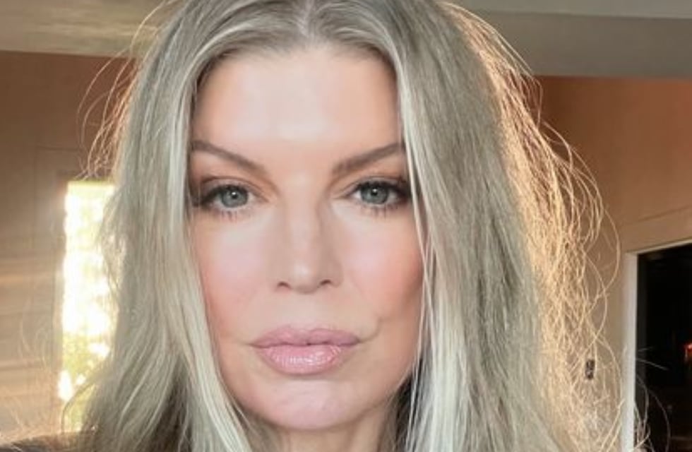 A los 49 años, Fergie sorprendió con un look monocromático y enamoró con su espléndida figura