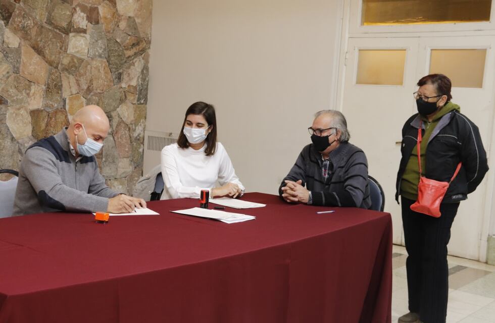 Carlos Paz: familias del barrio Colinas acceden a la escritura de su vivienda