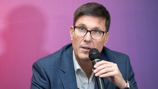 El ministro de Educación, José Goity, aceptó el pedido de los colegios.