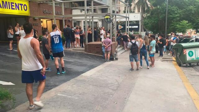 En Nueva Córdoba, dejaron los deptos, asustados por el gas (foto, El Doce TV).