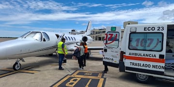 El esquema incluyó intervención del equipo aeroevacuador, apoyo del Servicio Social y logística de traslado terrestre en destino.
