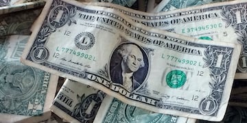 El valor del dólar blue en Córdoba en los días finales de octubre. (AP Foto/Mark Lennihan, Archivo)