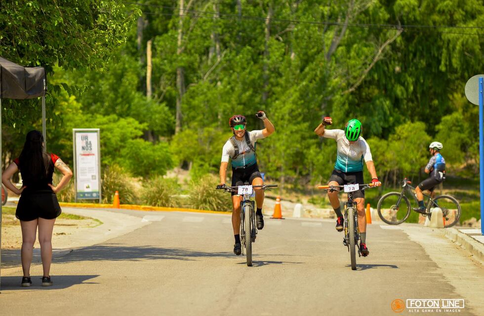 Arroyito, la foto de la emoción: la llegada de Fernando Mazzuchino y su hijo Federido para lograr el triunfo en el Rally de las Altas Cumbres