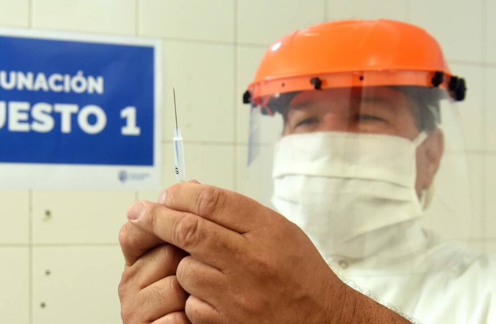 Vacuna COVID-19 en Rosario: mayores de 40 años podrán recibir la tercer dosis sin turno