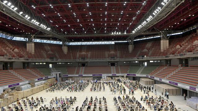 En el Aconcagua Arena, del  Parque San Martin, se vacunba a los docentes del Gran Mendoza. Orlando Pelichotti/Los Andes