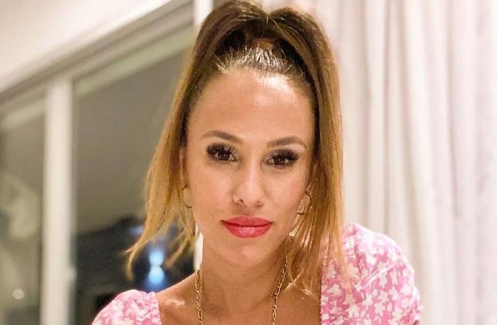 Barby Silenzi posó de espaldas en ropa interior roja y con un “sideboob”