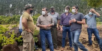 El Gobernador visitó la zona afectada por los incendios forestales.