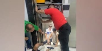Bomberos rescataron a tres niños atrapados en un ascensor.