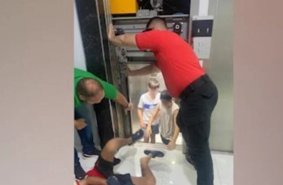 Bomberos rescataron a tres niños atrapados en un ascensor