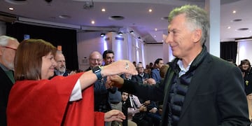 Patricia Bullrich y Mauricio Macri. La presidenta del PRO propuso eliminar los planes sociales en seis meses.