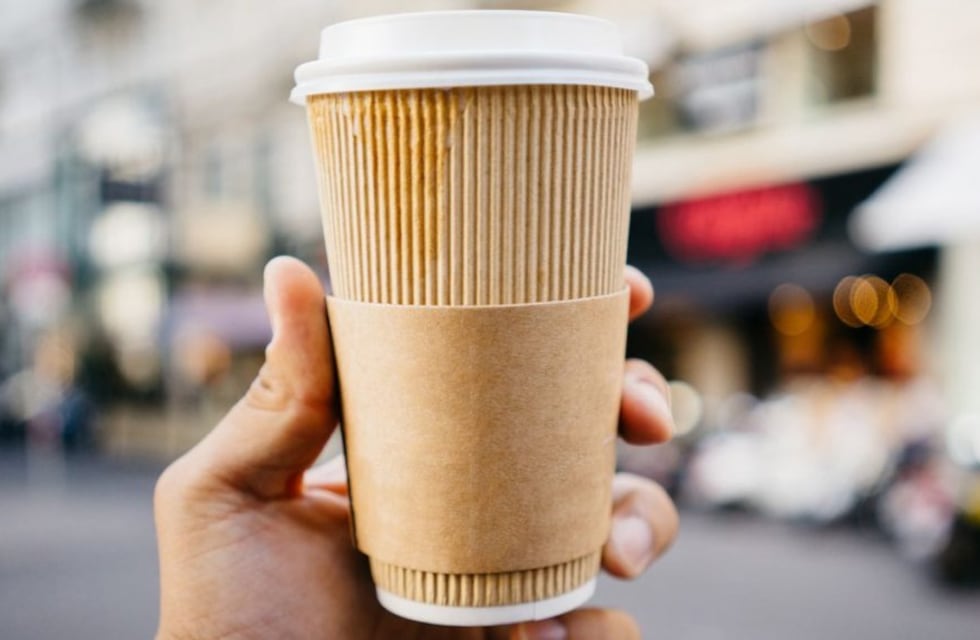 Fue a una cafetería, le cobraron el vaso descartable y se quejó en Instagram: “Lo más cualquiera del mundo”