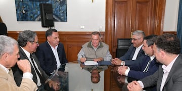 Jaldo presidió la firma en Casa de Gobierno y agradeció la predisposición de los trabajadores de AME.