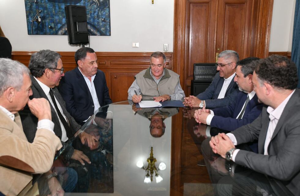 El Gobierno provincial firmó convenio de recomposición salarial con los médicos empleados