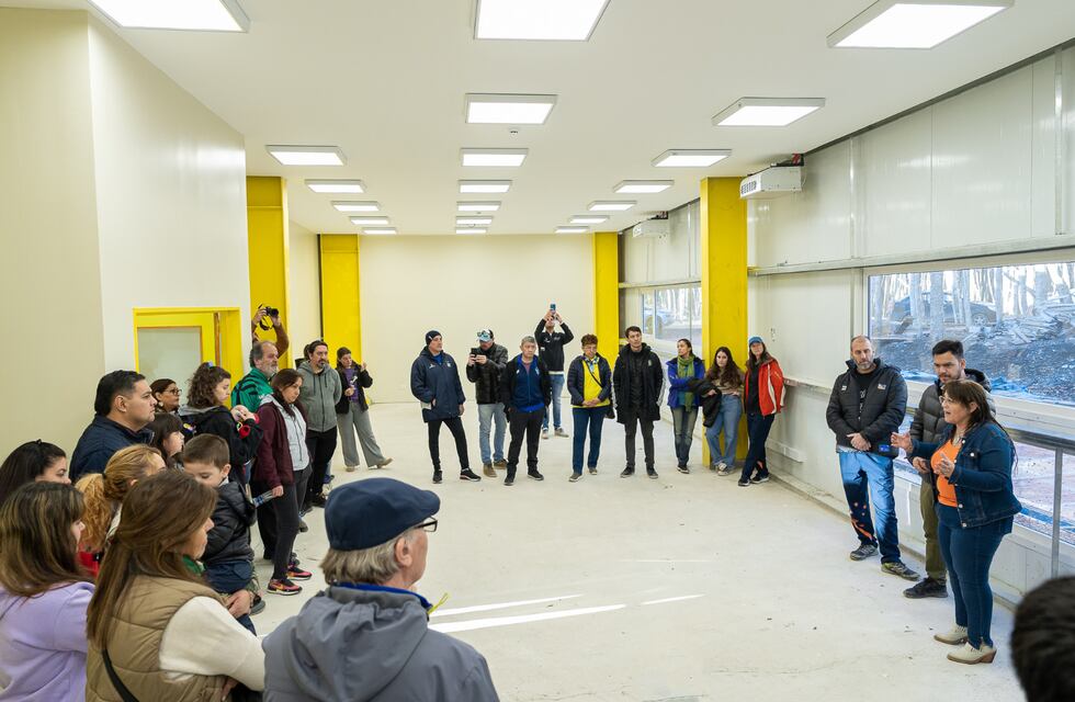 Autoridades y representantes de instituciones deportivas recorrieron el nuevo gimnasio de Ushuaia