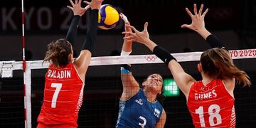 Yamila Nizetich remata ante el bloqueo de de Turquía, en el cuarto partido por los Juegos Olímpicos del vóley femenino.