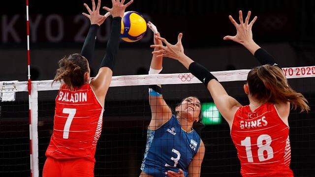 Yamila Nizetich remata ante el bloqueo de de Turquía, en el cuarto partido por los Juegos Olímpicos del vóley femenino.