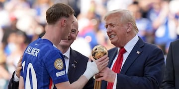 Donald Trump le entrega un premio a Cole Palmer en la premiación del Mundial de Clubes.