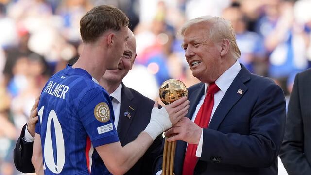 Donald Trump le entrega un premio a Cole Palmer en la premiación del Mundial de Clubes.