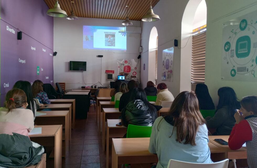 Tres Arroyos: Se llevó a cabo el taller de Dependencia Digital uso de la Inteligencia Artificial y género