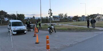 Los investigadores trabajan en el lugar donde fue hallado abandonado el cuerpo del hombre que murió atropellado, en Alto Comedero.