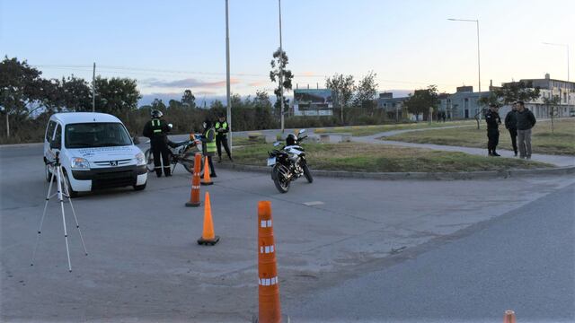 Los investigadores trabajan en el lugar donde fue hallado abandonado el cuerpo del hombre que murió atropellado, en Alto Comedero.