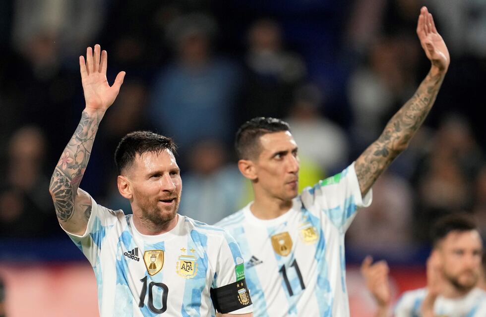 Así recibieron a Lionel Messi y Ángel Di María en Funes: fotos, multitudes y el abrazo del “Kily” González