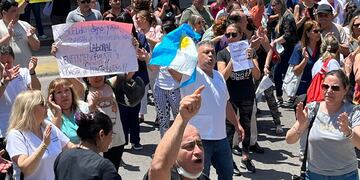 El reclamo de los trabajadores de la salud en Córdoba comenzó en el hospital San Antonio de Padua (Tomy Fragueiro/La Voz).