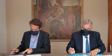 El ministro de Obras Públicas de la Nación Gabriel Katopodis, y el gobernador Gerardo Morales firman el convenio con el Ente Nacional de Obras Hídricas de Saneamiento (ENHOSA), por el que Jujuy obtiene financiamiento para la ejecución de obras por $ 2.198.005.000.