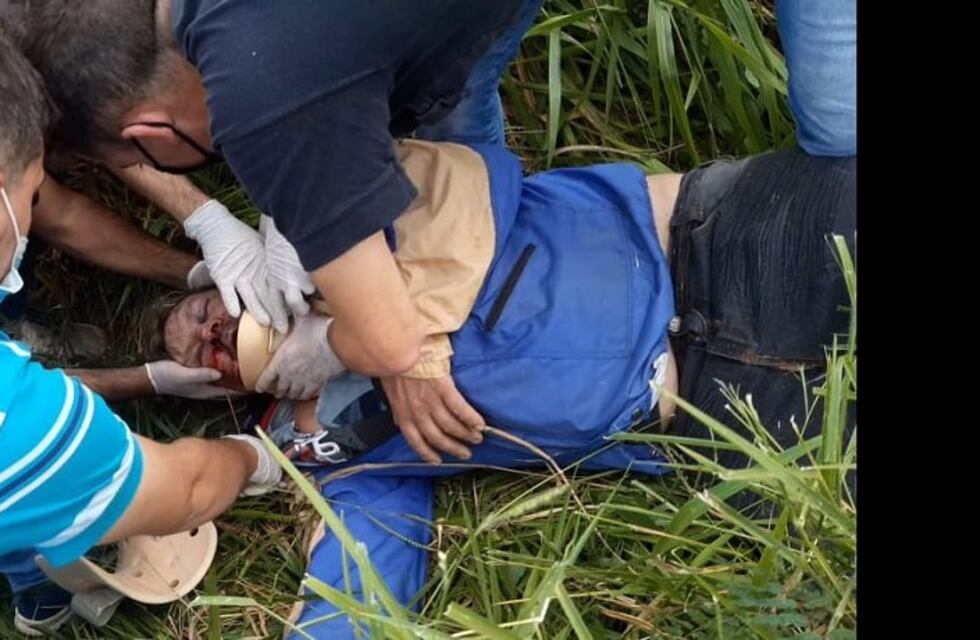 San Vicente: un motociclista perdió el control y desbarrancó