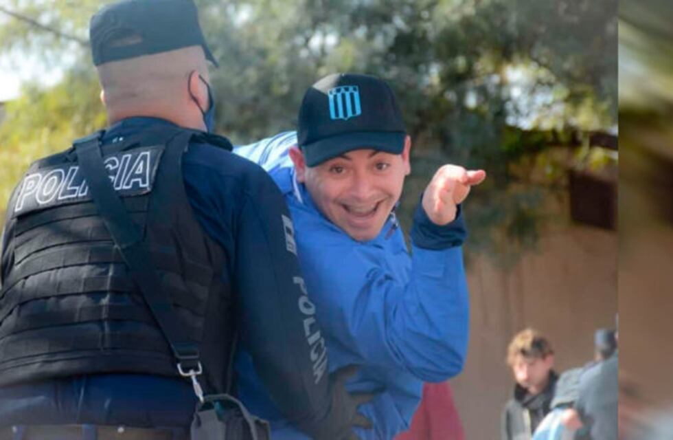 Ante todo, Jimenero: la foto viral de un hincha de Racing mientras lo requisaban