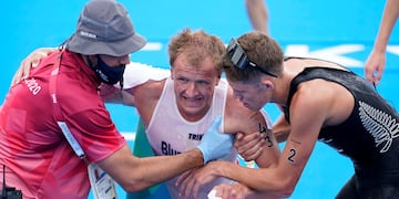 El noruego Kristian Blummenfelt se llevó la medalla de oro en triatlón y se descompuso cuando llegó a la meta.