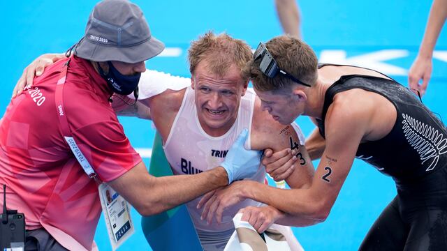 El noruego Kristian Blummenfelt se llevó la medalla de oro en triatlón y se descompuso cuando llegó a la meta.