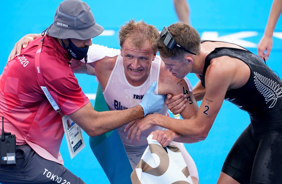 Juegos Olímpicos: superó a 25 rivales, ganó la medalla de oro en triatlón y se descompuso al pasar la meta
