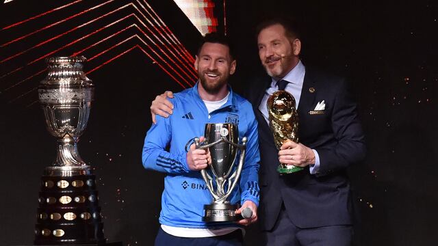 Lionel Messi junto a Alejandro Domínguez.