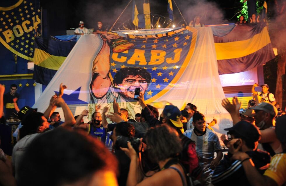 El adiós a Maradona: en las calles, estadios y desde los balcones hubo aplausos y cantos