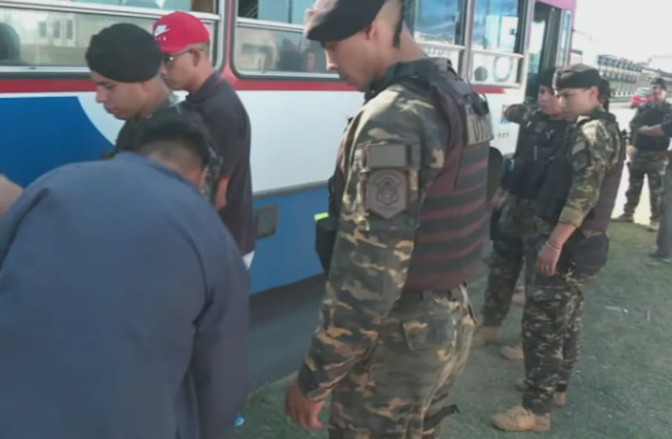 Operativo sorpresa en La Matanza: Gendarmería baja a los pasajeros de los colectivos para cachearlos