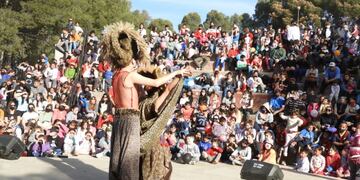 El intendente Uset recibió al público con alguna palabras y se presentaron obras de teatro