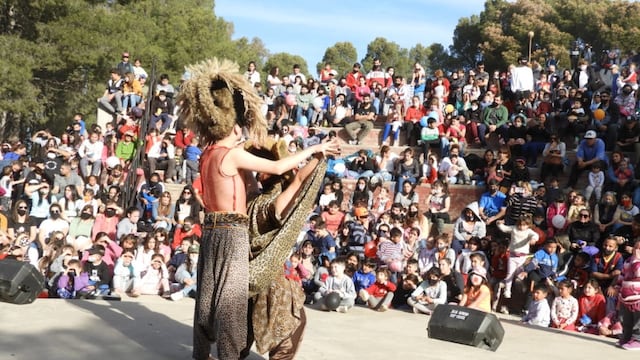 El intendente Uset recibió al público con alguna palabras y se presentaron obras de teatro
