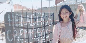 Sofía Martínez, con 8 años, vende helados para ayudar en su casa.