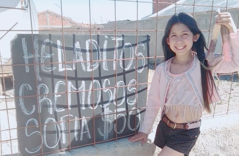 Se le rompió su tablet y para poder arreglarla empezó a vender helados: con 8 años ayuda a su familia