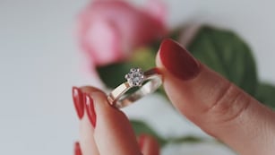 Le compró el mismo anillo a su novia y a su amante, pero lo que hizo la vendedora lo tomó por sorpresa