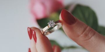 Le compró el mismo anillo a su novia y a su amante, pero lo que hizo la vendedora lo tomó por sorpresa