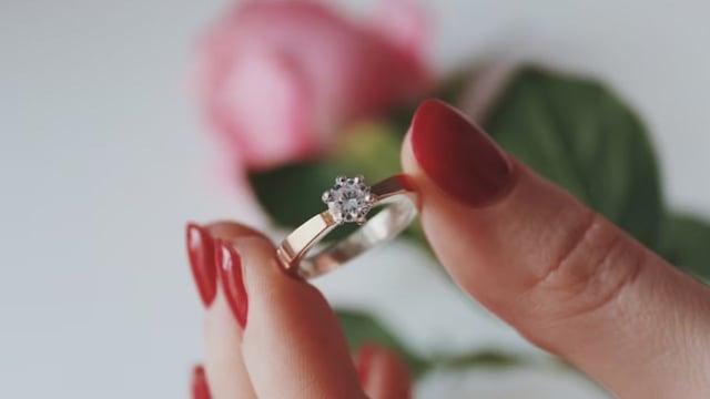 Le compró el mismo anillo a su novia y a su amante, pero lo que hizo la vendedora lo tomó por sorpresa