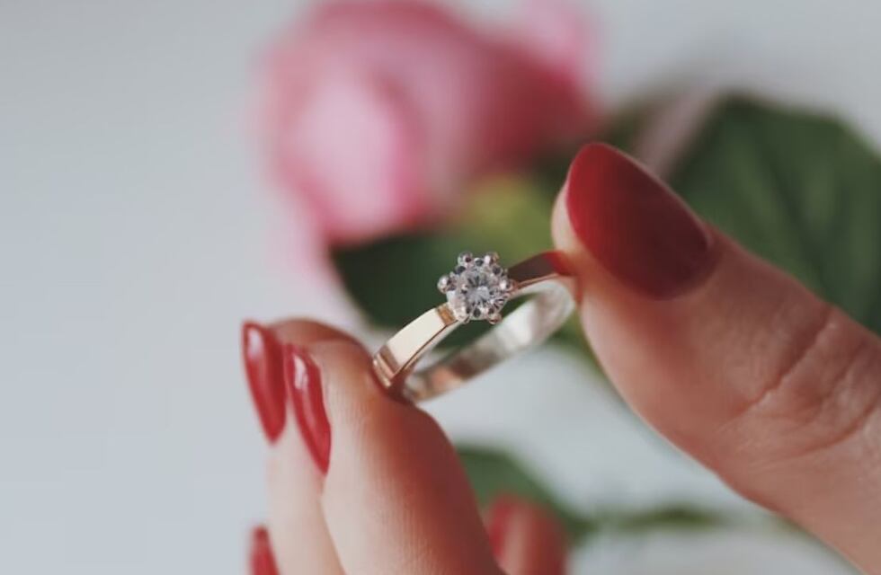 Le compró el mismo anillo a su novia y a su amante, pero lo que hizo la vendedora lo tomó por sorpresa