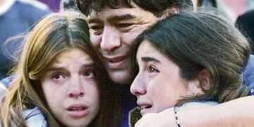 Dalma y Giannina, con Diego, en el día que colgó los botines, en la Bombonera. (Foto: Archivo)