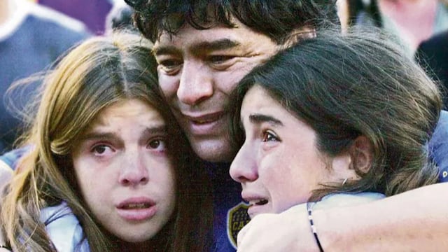Dalma y Giannina, con Diego, en el día que colgó los botines, en la Bombonera. (Foto: Archivo)