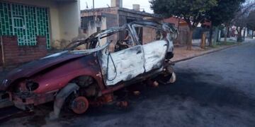 La explosión del auto provocó destrozos en varias viviendas de barrio Renacimiento.
