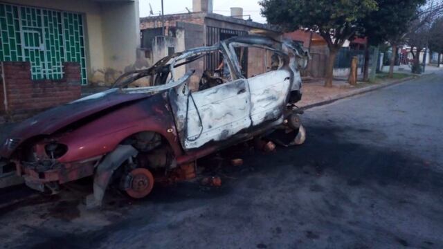 La explosión del auto provocó destrozos en varias viviendas de barrio Renacimiento.